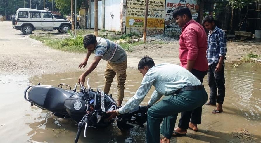 खुदागंज में पानी से खराब हुई फसल दिखाता किसान रमेश। संवाद खुदागंज में पानी से खराब हुई फसल दिखाता किसान रमेश। संवाद