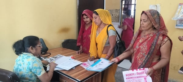 महिलाओं का परीक्षण करती डॉक्टर महिलाओं का परीक्षण करती डॉक्टर
