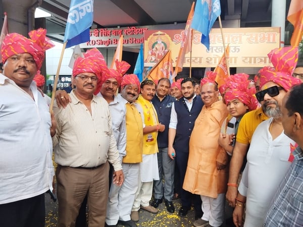 महाराजा अग्रसेन की जयंती में निकाली गई शोभायात्रा महाराजा अग्रसेन की जयंती में निकाली गई शोभायात्रा
