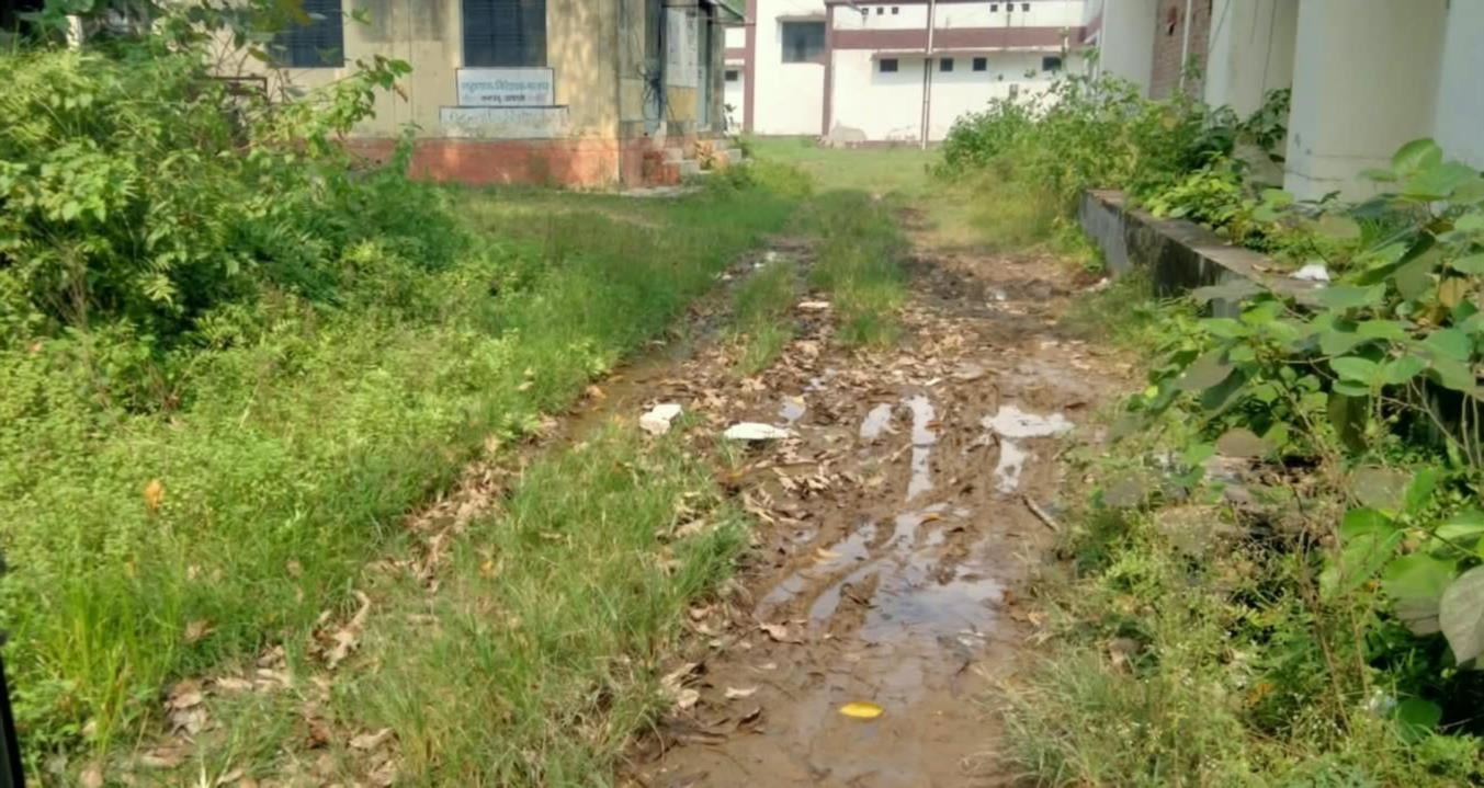 मार्ग पर भरा पानी व कीचड़ मार्ग पर भरा पानी व कीचड़
