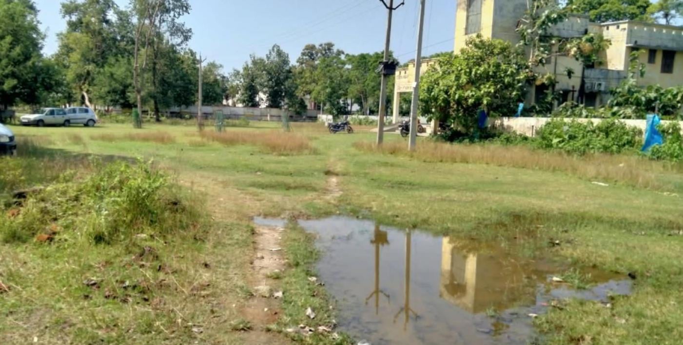 मार्ग पर भरा पानी व कीचड़ मार्ग पर भरा पानी व कीचड़