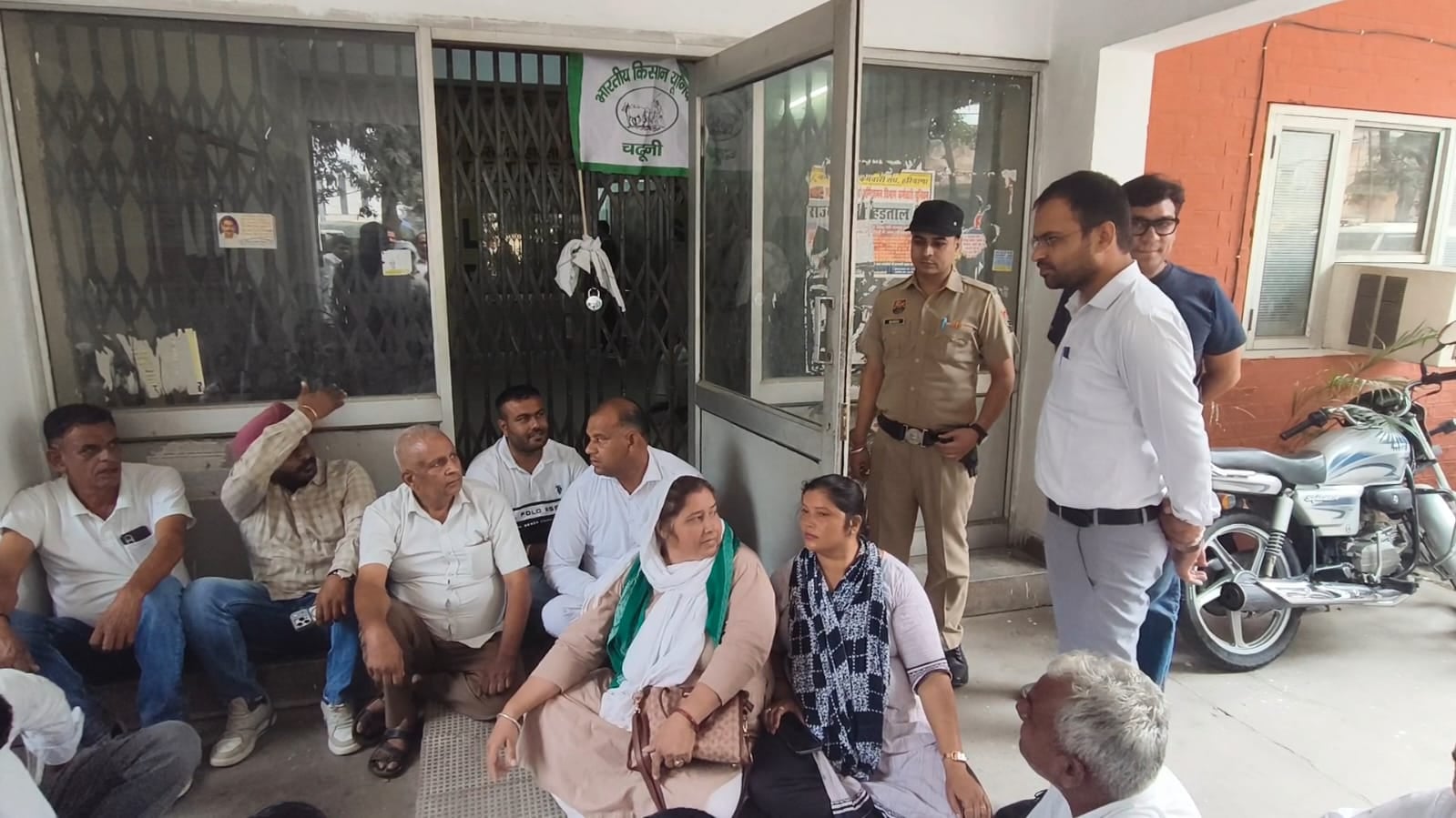 मार्केट कमेटी कार्यालय पर ताला लगाते भाकियू के पदाधिकारी। संवाद मार्केट कमेटी कार्यालय पर ताला लगाते भाकियू के पदाधिकारी। संवाद