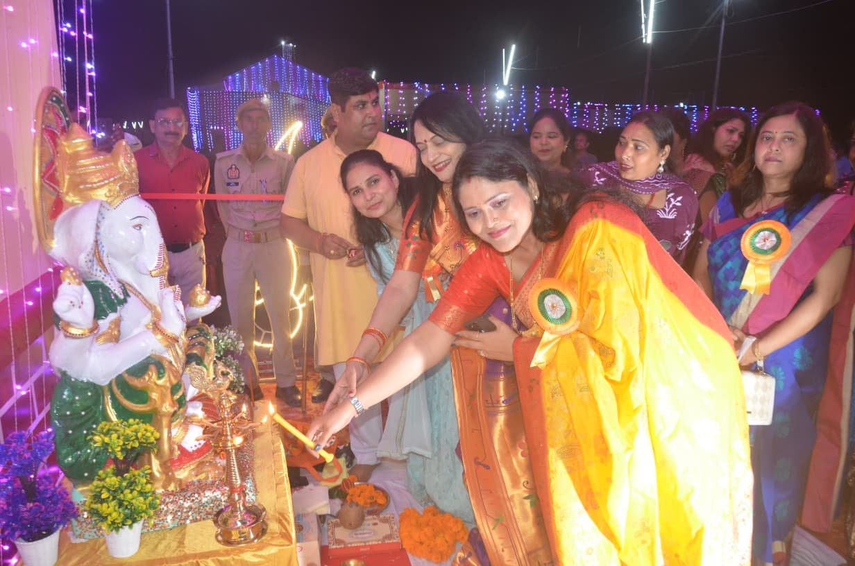 मीरानपुर कटरा में श्री गणेश पूजन के दौरान उपस्थित लोग। संवाद