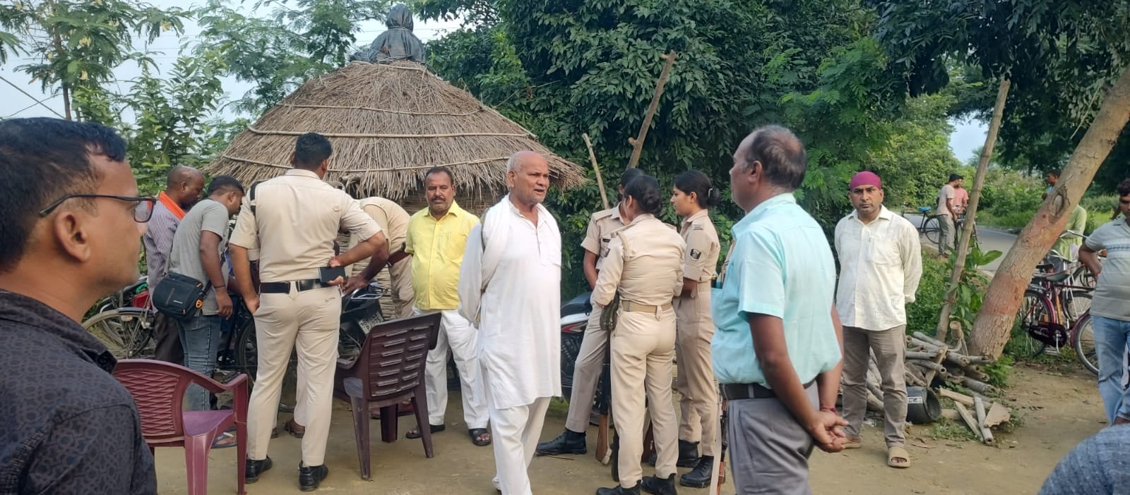 मृत मासूम का फाइल फोटो और घर पर जुटी ग्रामीणों की भीड़ मृत मासूम का फाइल फोटो और घर पर जुटी ग्रामीणों की भीड़