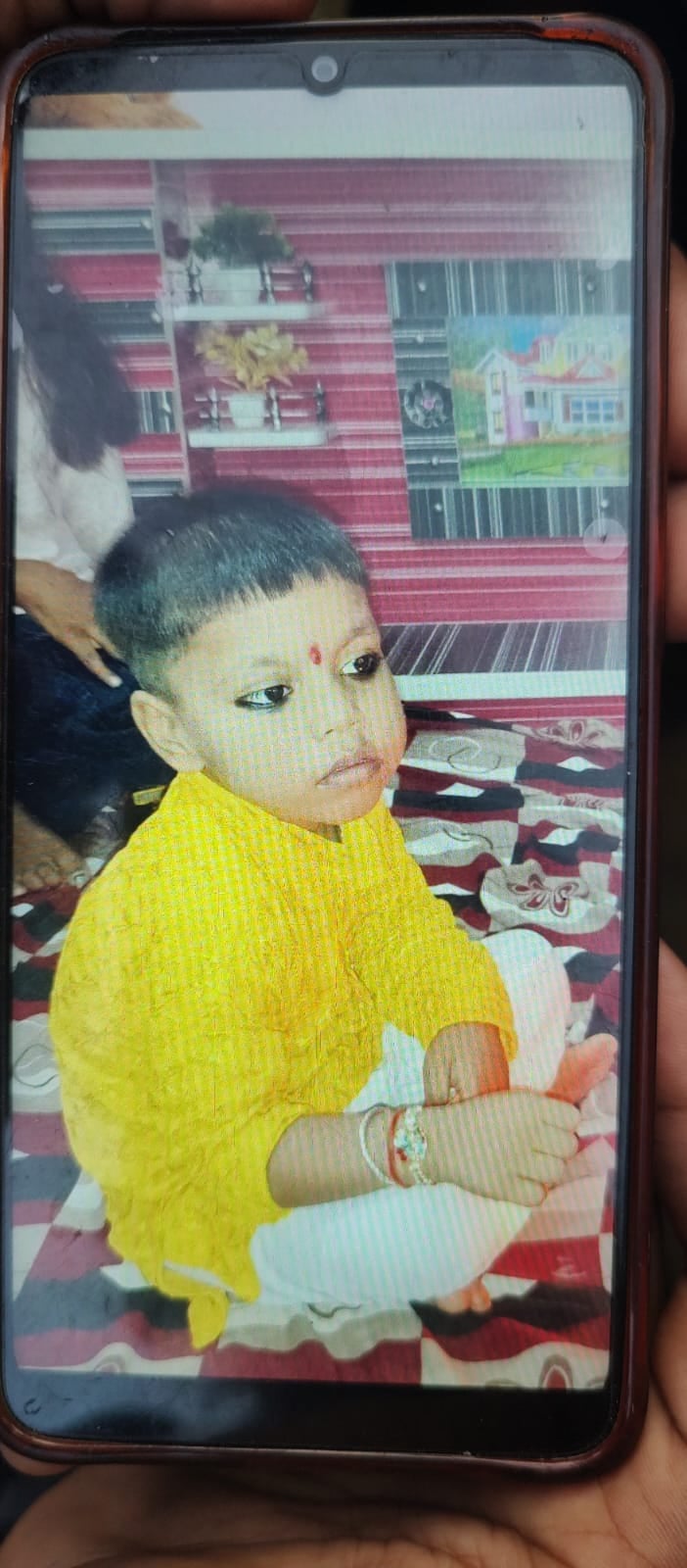 मृत मासूम का फाइल फोटो और घर पर जुटी ग्रामीणों की भीड़ मृत मासूम का फाइल फोटो और घर पर जुटी ग्रामीणों की भीड़