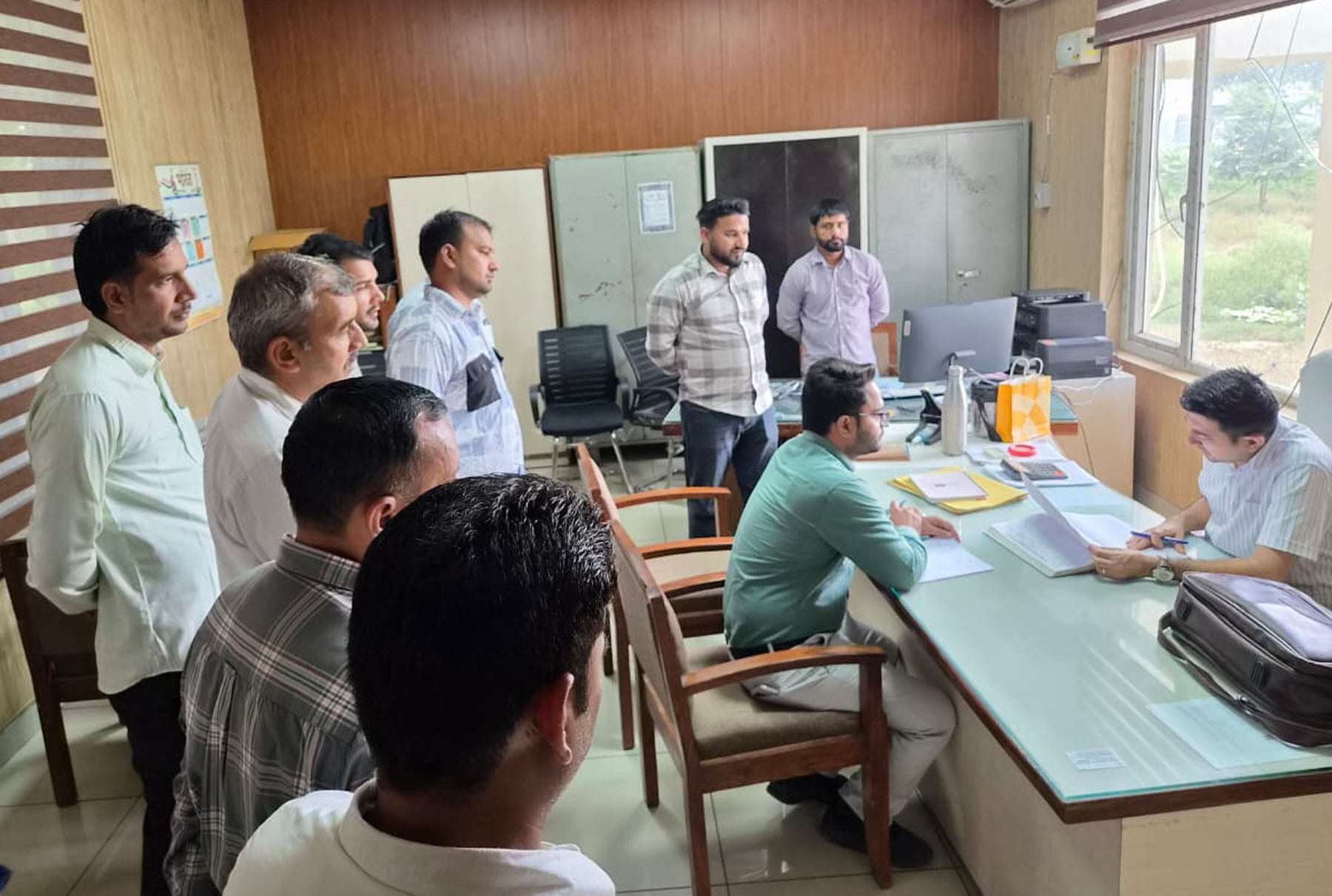 नपा कार्यालय कलायत व कमालपुर के सरकारी स्कूल का औचक निरीक्षण करते कलायत एसडीएम अजय हुड्डा। विज् नपा कार्यालय कलायत व कमालपुर के सरकारी स्कूल का औचक निरीक्षण करते कलायत एसडीएम अजय हुड्डा। विज्