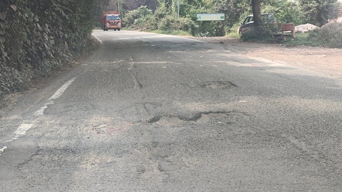 नेशनल हाइवे चंडीगढ़-देहरादून की बदहाली बया करती तस्वीरें। संवाद नेशनल हाइवे चंडीगढ़-देहरादून की बदहाली बया करती तस्वीरें। संवाद