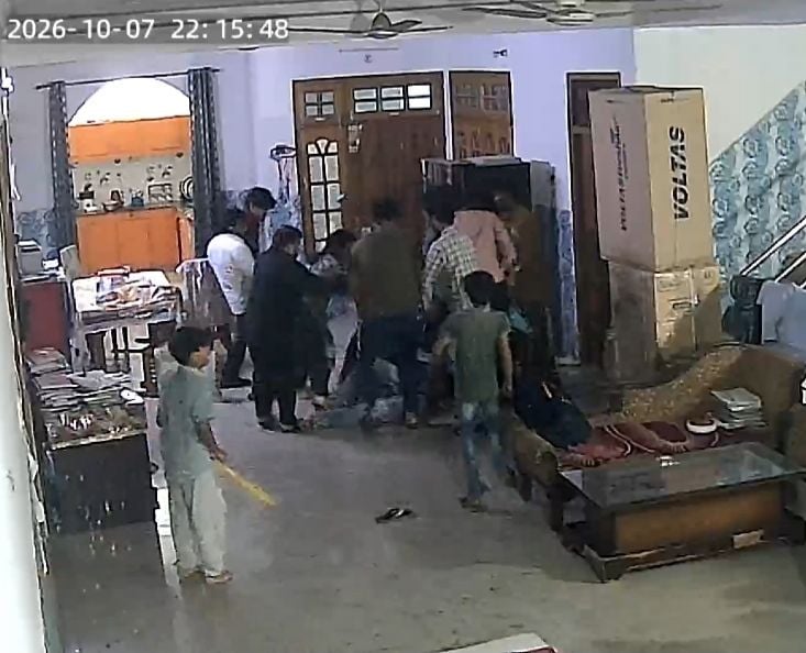 न्यू हैदरगंज में कारोबारी के घर में घुसकर परिवार को पीटते आरोपी। स्रोत ः वीडियोग्रैब
