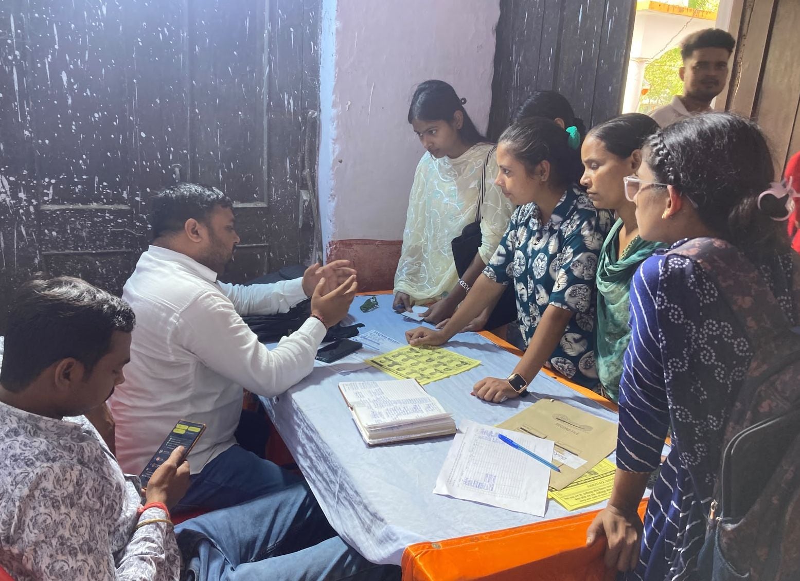 ऑफर लेटर दिखाते चयनित अभ्यर्थी। स्रोत: आयोजक ऑफर लेटर दिखाते चयनित अभ्यर्थी। स्रोत: आयोजक