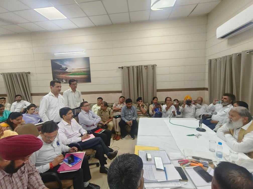 पीडब्ल्यूडी रेस्ट हाउस में जनता दरबार के दौरान समस्या बताते पार्षद महेश। संवाद