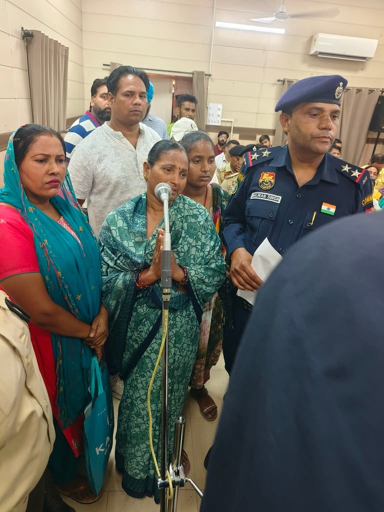 पीडब्ल्यूडी रेस्ट हाउस में जनता दरबार के दौरान समस्या बताते पार्षद महेश। संवाद