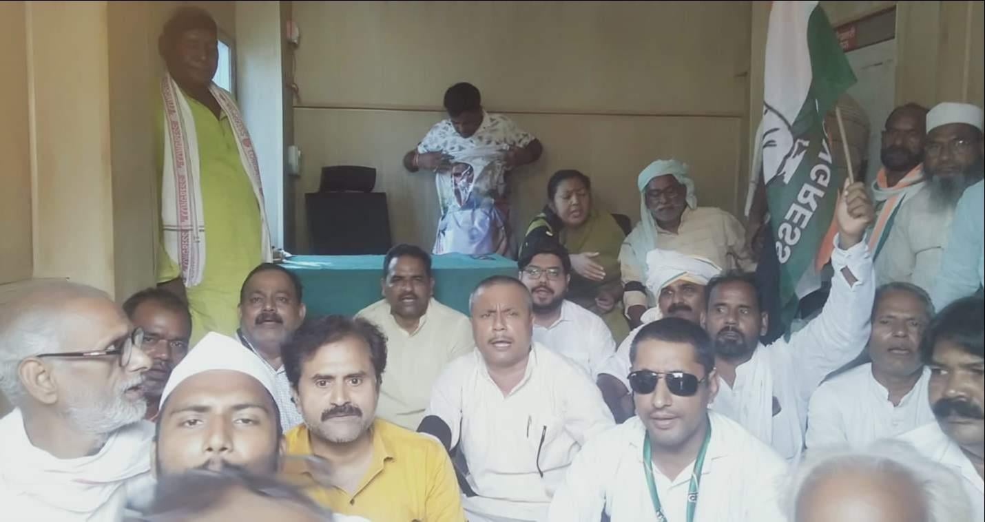 पीडीडीयू नगर के सुभाष पार्क में धरना देते कांग्रेस कार्यकर्ता। संवाद पीडीडीयू नगर के सुभाष पार्क में धरना देते कांग्रेस कार्यकर्ता। संवाद
