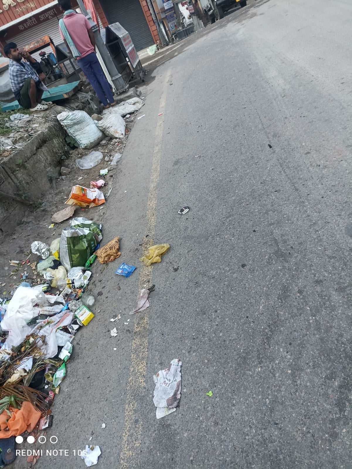 प्रतापनगर और हमीरपुर शहर से सटे नाले में फेंका गया कचरा। संवाद प्रतापनगर और हमीरपुर शहर से सटे नाले में फेंका गया कचरा। संवाद