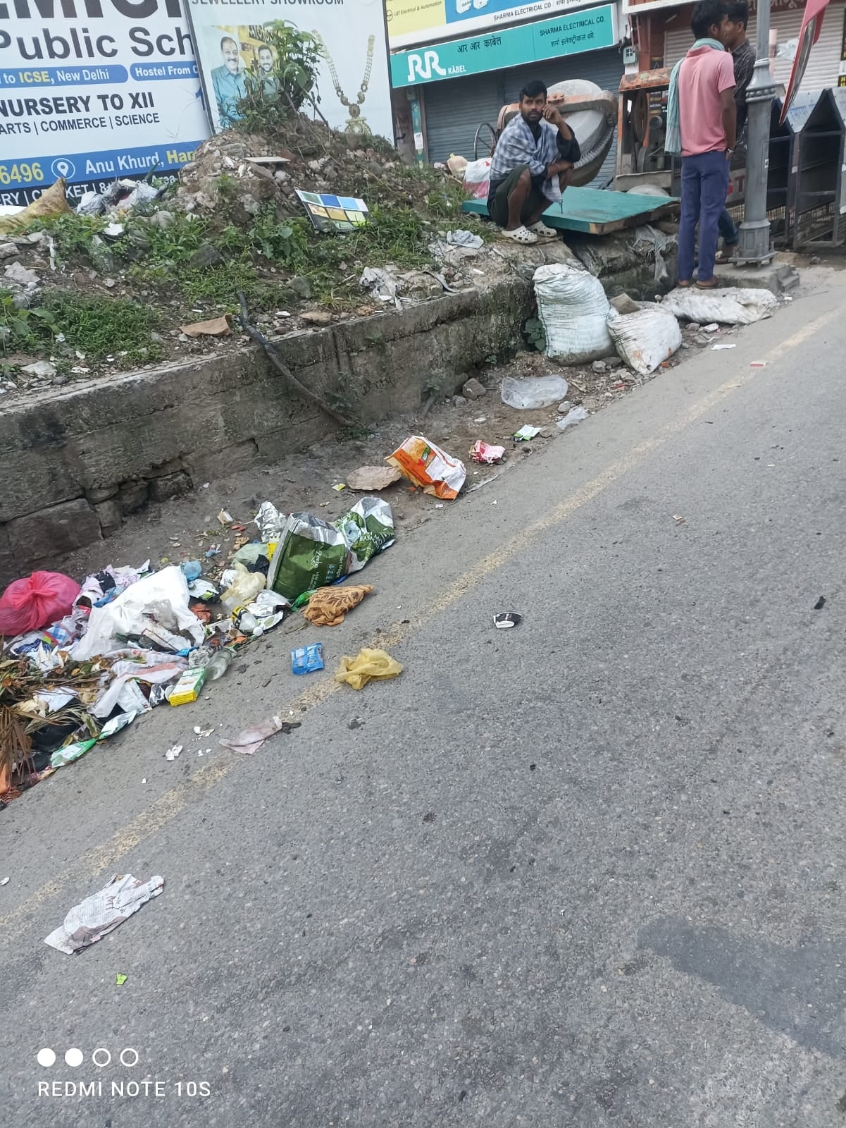 प्रतापनगर और हमीरपुर शहर से सटे नाले में फेंका गया कचरा। संवाद प्रतापनगर और हमीरपुर शहर से सटे नाले में फेंका गया कचरा। संवाद