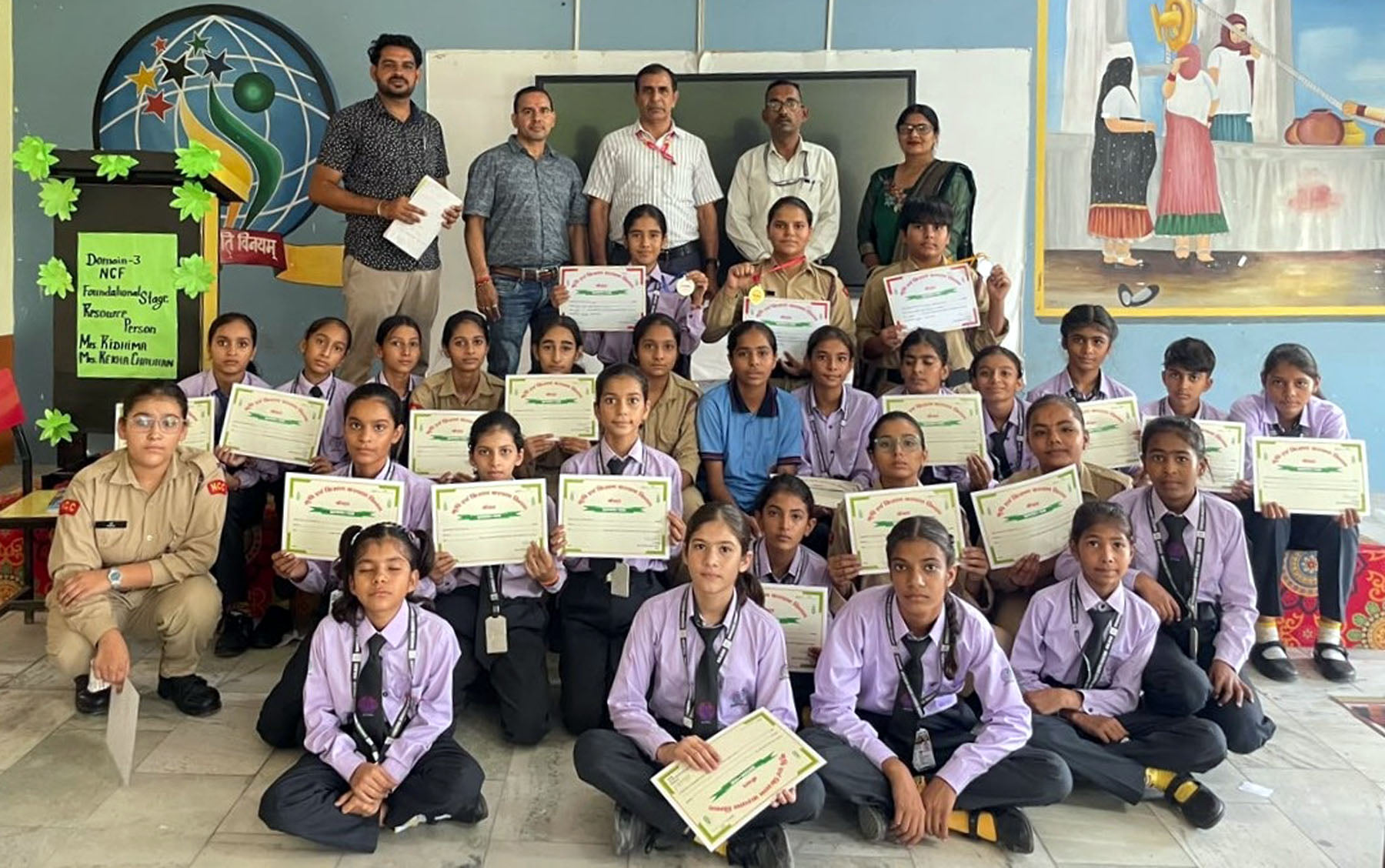 प्रतियोगिता में भाग लेने वाले शिक्षा भारती स्कूल के छात्र कृषि अधिकारियों के साथ। विज्ञप्ति प्रतियोगिता में भाग लेने वाले शिक्षा भारती स्कूल के छात्र कृषि अधिकारियों के साथ। विज्ञप्ति