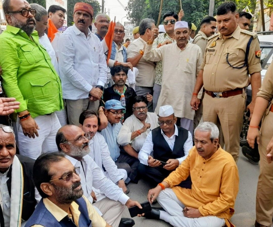 पदाधिकारियों के साथ पैदल मार्च निकालते जिलाध्यक्ष। स्रोत: कार्यकर्ता पदाधिकारियों के साथ पैदल मार्च निकालते जिलाध्यक्ष। स्रोत: कार्यकर्ता