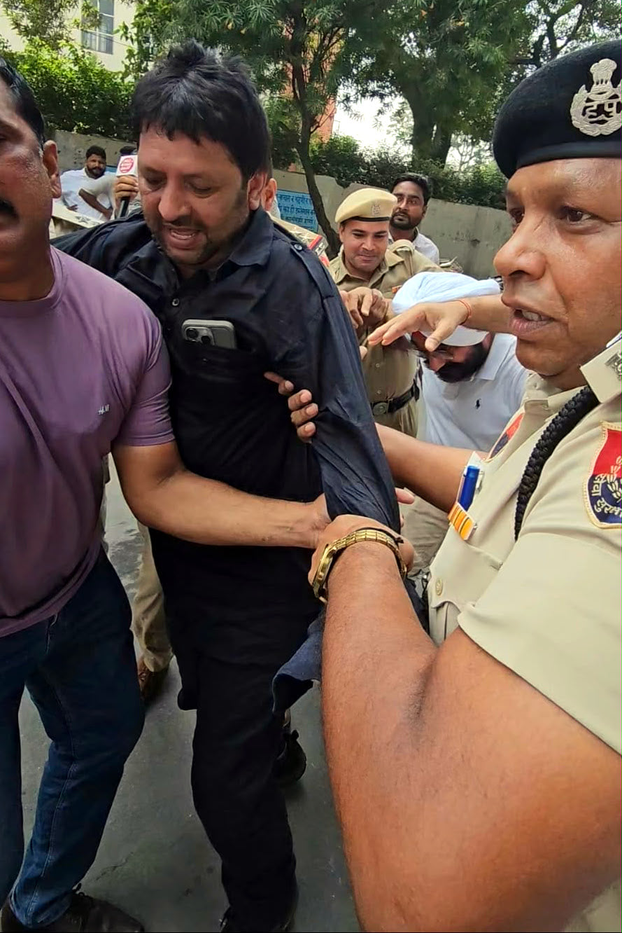 रोष मार्च निकाल रहे कांग्रेस कार्यकर्ताओं की पुलिस से झड़प रोष मार्च निकाल रहे कांग्रेस कार्यकर्ताओं की पुलिस से झड़प
