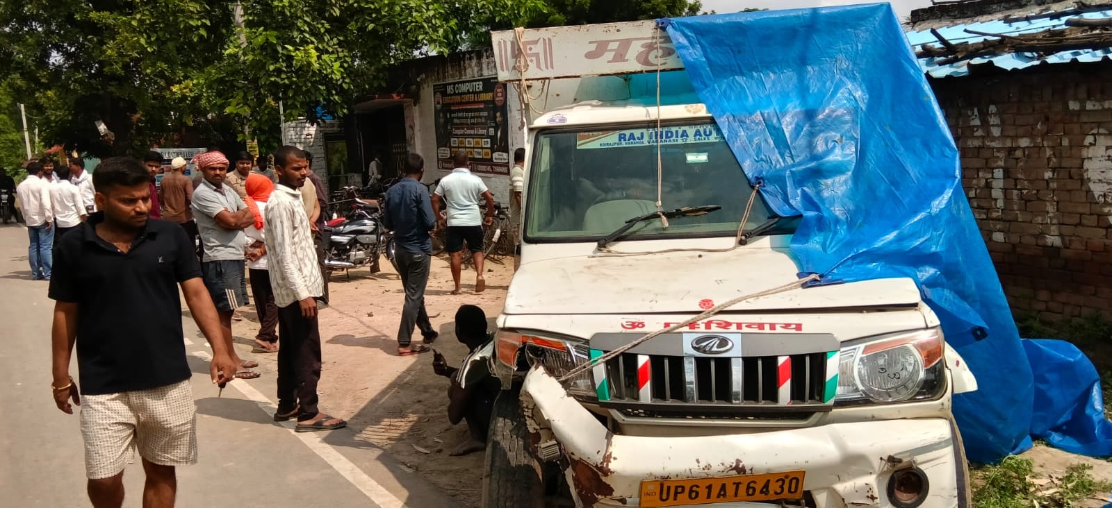 सुहवल थाना क्षेत्र के वजीराबाद के पास तेज रफ्तार अनियंत्रित पिकअप क्षतिग्रस्त हुई साइकिलों और ब सुहवल थाना क्षेत्र के वजीराबाद के पास तेज रफ्तार अनियंत्रित पिकअप क्षतिग्रस्त हुई साइकिलों और ब