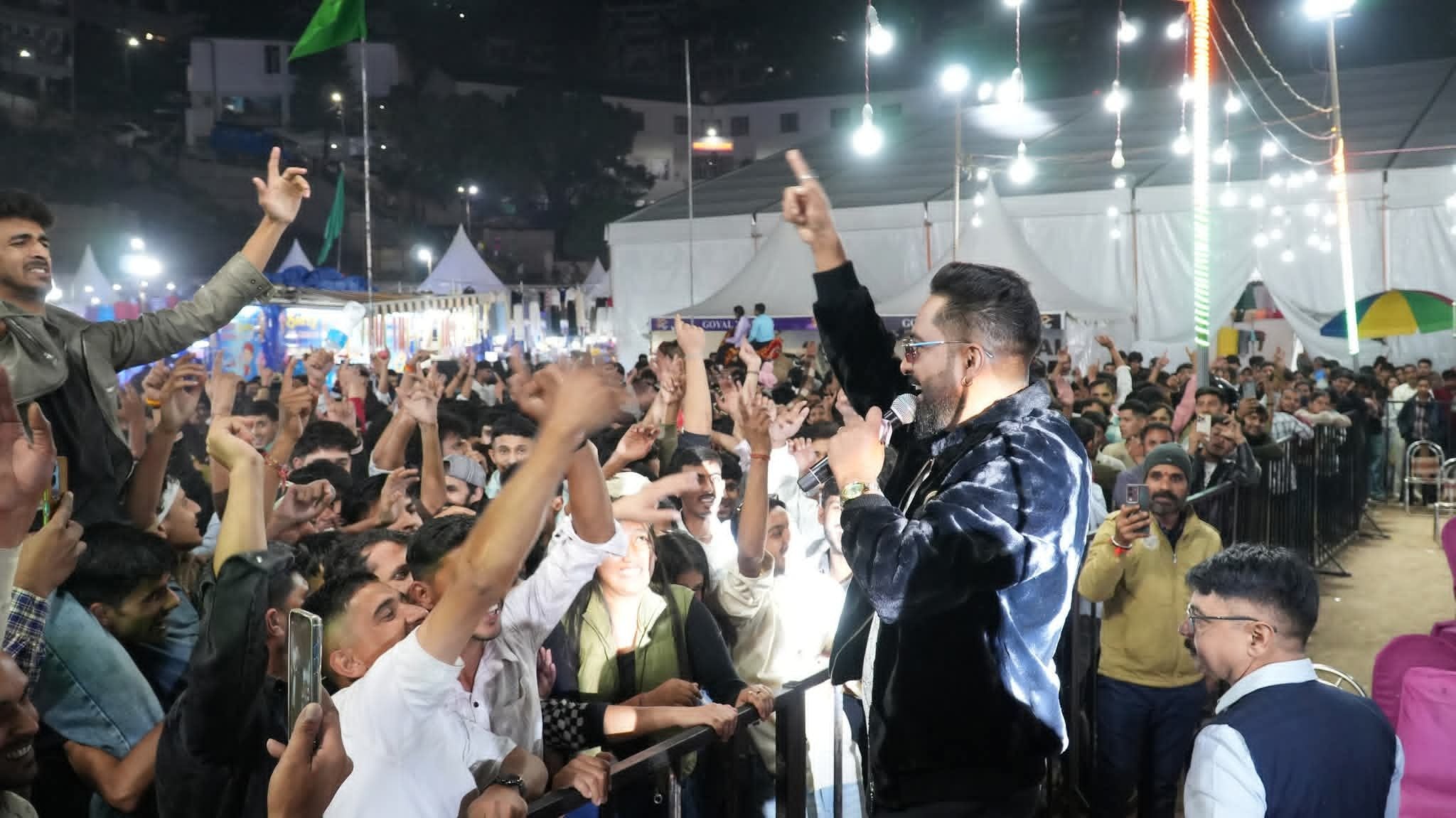 सोलन शहर के ठोडो मैदान में आयोजित हिमाचल उत्सव की पांचवीं सांस्कृतिक संध्या के दौरान मौजूद लोग।