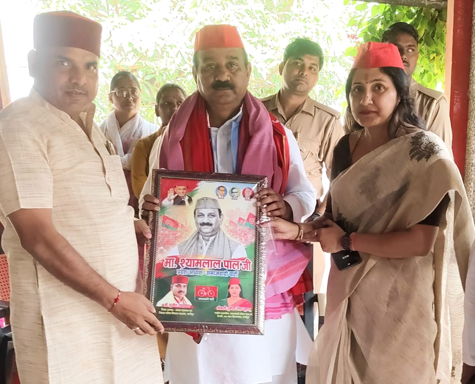 समाजवादी पीडीए कार्यकर्ता महासम्मेलन में सपा के प्रदेश अध्यक्ष श्यामलाल पाल का माल्यार्पण करते समाजवादी पीडीए कार्यकर्ता महासम्मेलन में सपा के प्रदेश अध्यक्ष श्यामलाल पाल का माल्यार्पण करते