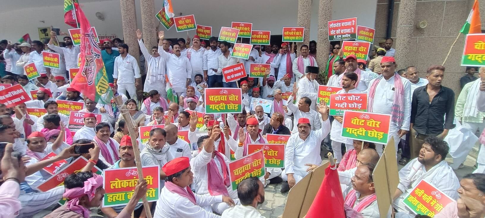 सेमरियावां में प्रदर्शन करते कांग्रेस कार्यकर्ता-संवाद सेमरियावां में प्रदर्शन करते कांग्रेस कार्यकर्ता-संवाद