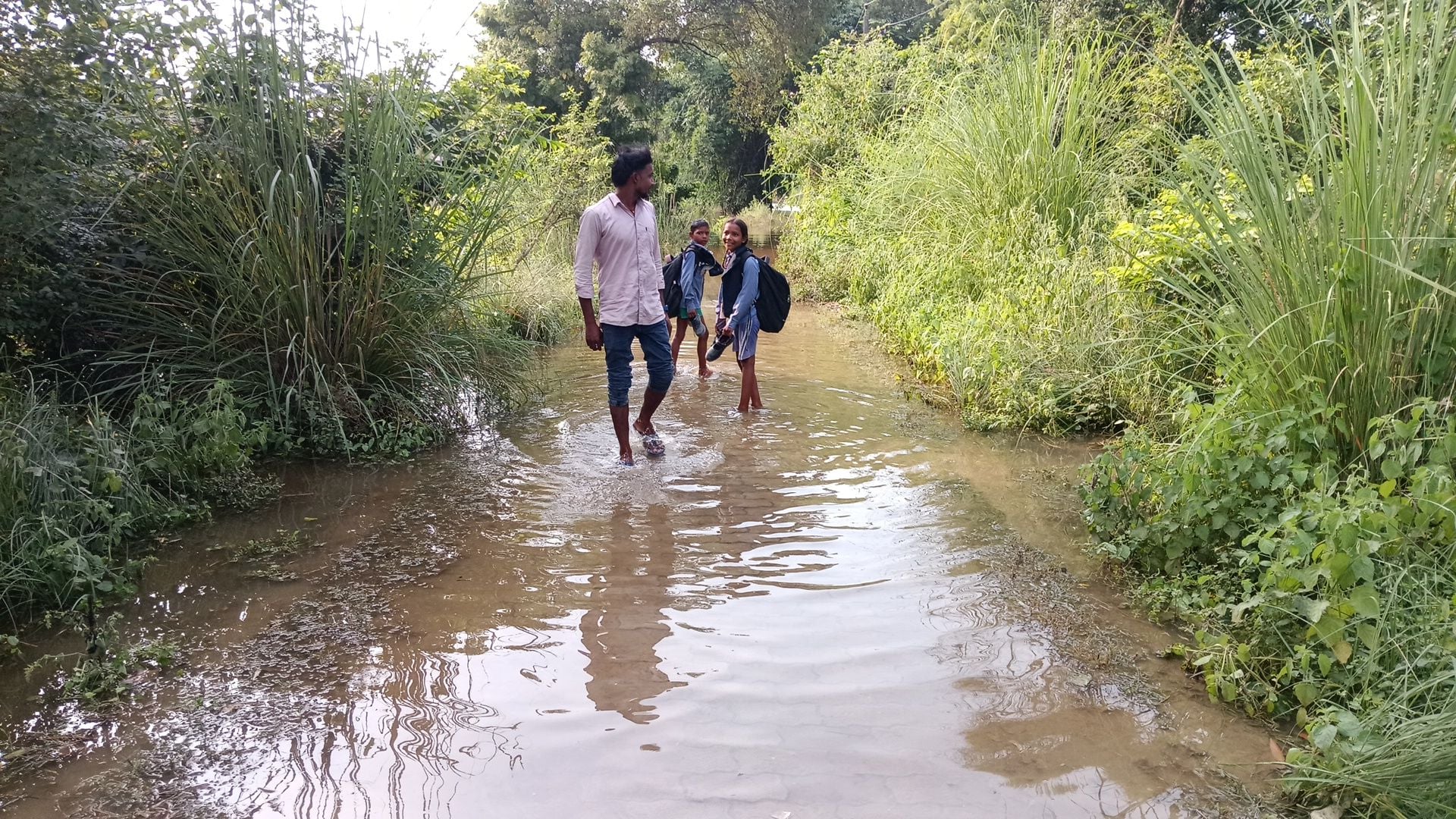 सतांव के झबरा गांव के पास सई नदी का जलस्तर बढ़ने पर खेतों में भरा पानी। 