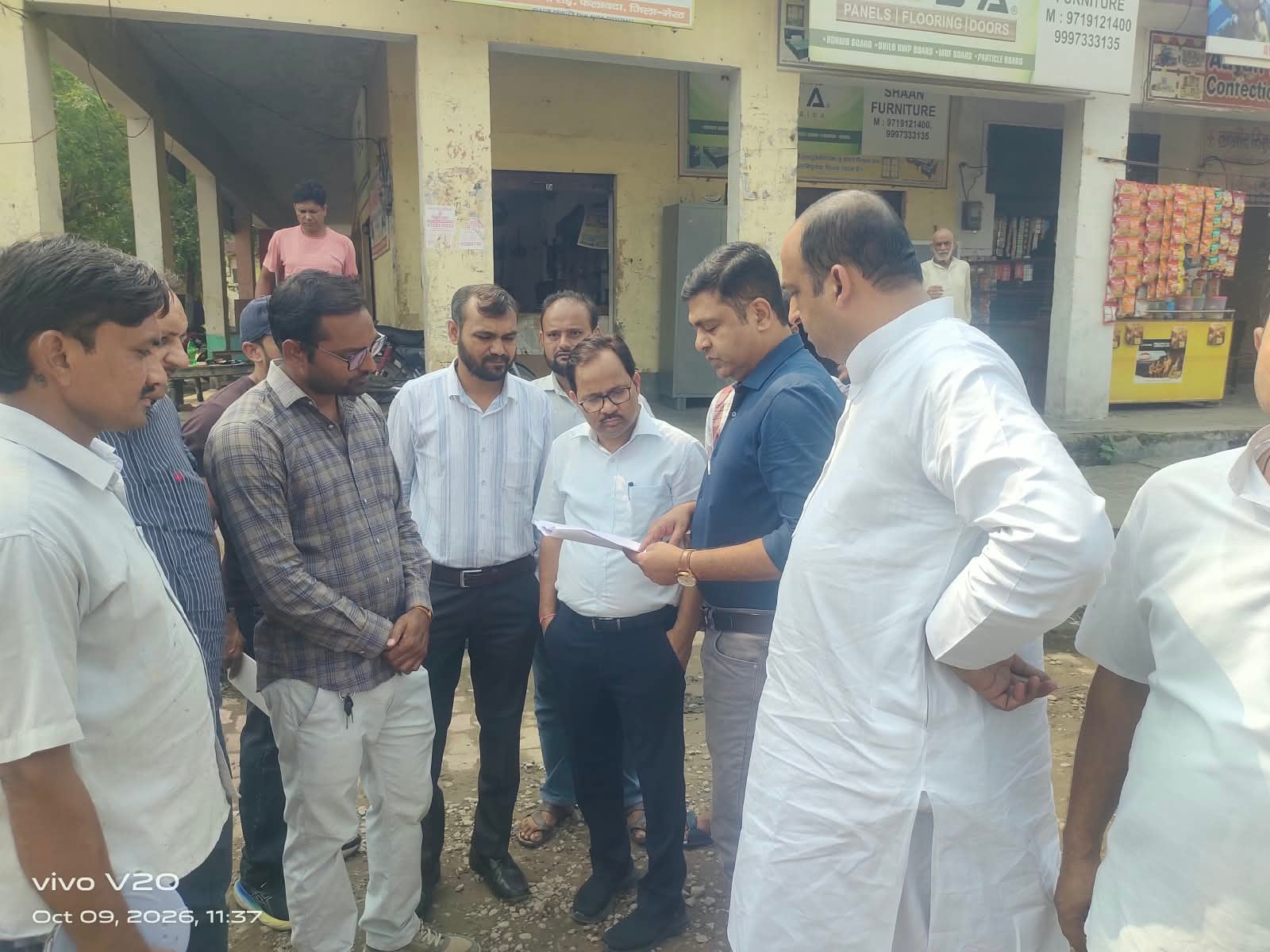 सड़क की गुणवत्ता की जांच करते अधिकारी (फलावदा) सड़क की गुणवत्ता की जांच करते अधिकारी (फलावदा)