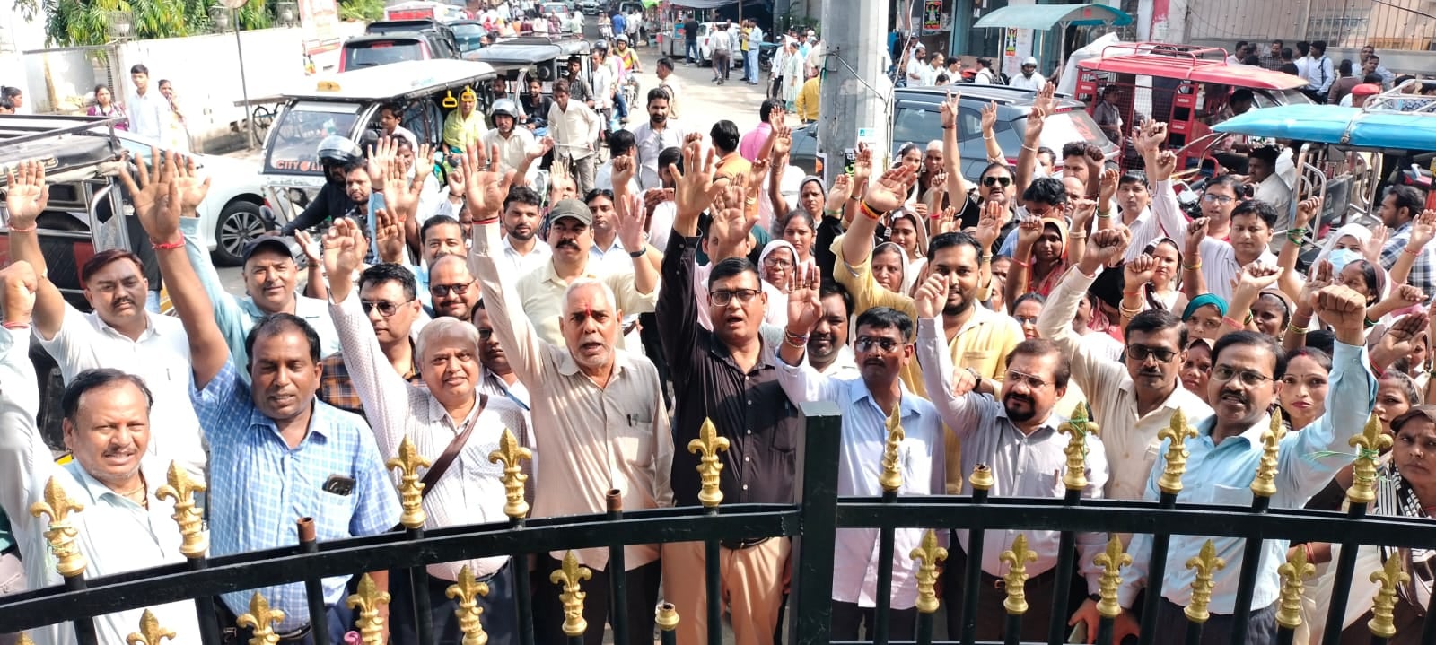 शाहजहांपुर में जलीकोठी प्राथमिक स्वास्थ्य केंद्र पर लटका ताला। संवाद