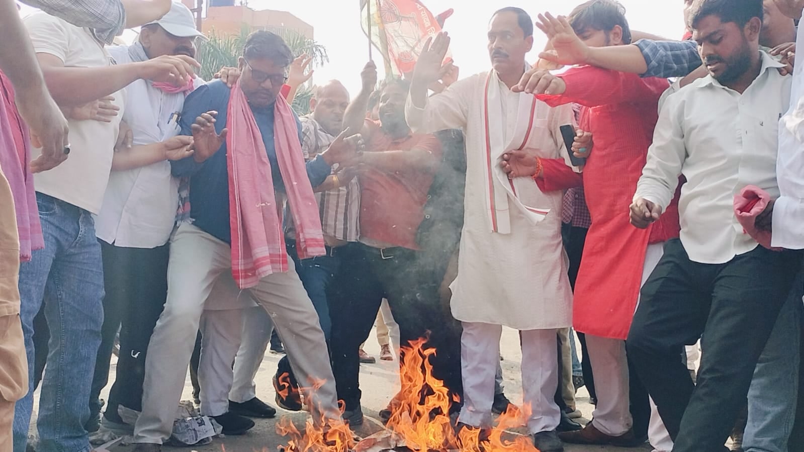ददरौल के गांव अरुआ खानपुर में पीडीए सभा में मौजूद सपा पदाधिकारी व लोग। स्रोत : संगठन ददरौल के गांव अरुआ खानपुर में पीडीए सभा में मौजूद सपा पदाधिकारी व लोग। स्रोत : संगठन