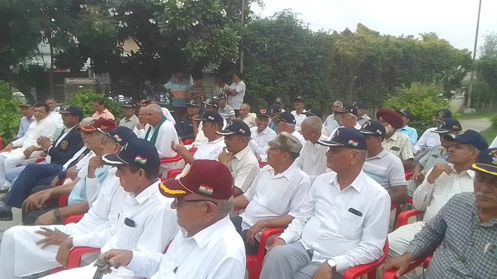वायु सेना दिवस पर आयोजित कार्यक्रम में पूर्व सैनिक। एस वायु सेना दिवस पर आयोजित कार्यक्रम में पूर्व सैनिक। एस