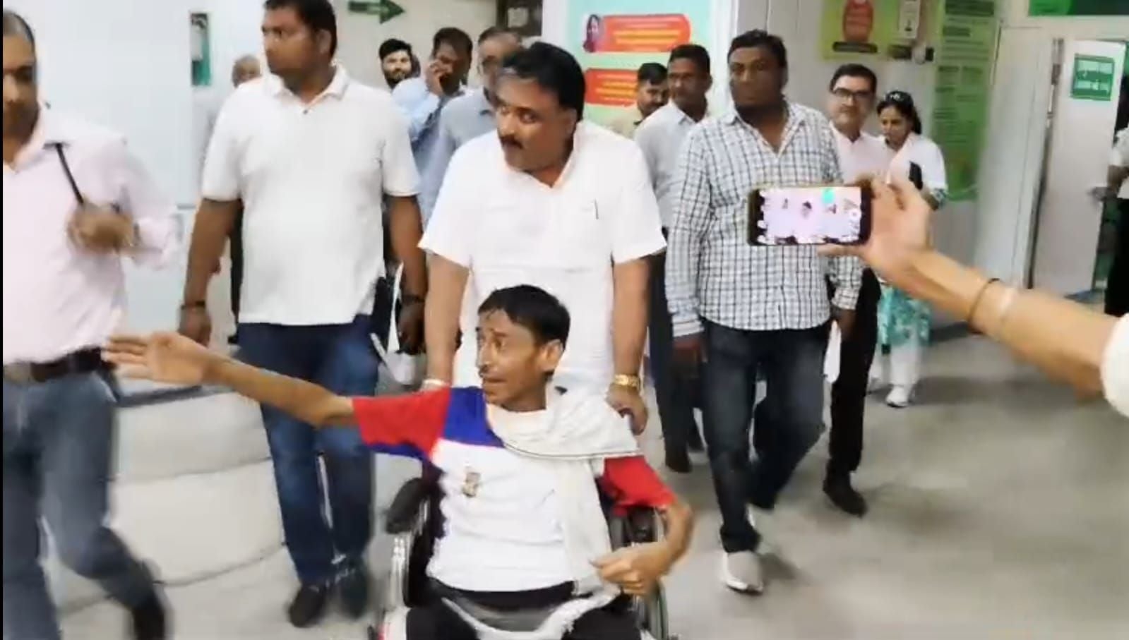 09जेएनडी18: डिप्टी स्पीकर डॉ. कृष्ण मिड्ढा नागरिक अस्पताल में निरीक्षण करते हुए। संवाद 09जेएनडी18: डिप्टी स्पीकर डॉ. कृष्ण मिड्ढा नागरिक अस्पताल में निरीक्षण करते हुए। संवाद