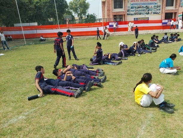 आर्य कॉलेज में आयोजित कार्यक्रम में बच्चों को धूप में बैठने के लिए कहती अध्यापिका। संवाद आर्य कॉलेज में आयोजित कार्यक्रम में बच्चों को धूप में बैठने के लिए कहती अध्यापिका। संवाद