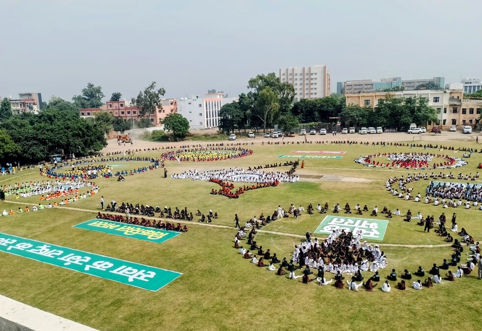 आर्य कॉलेज में आयोजित कार्यक्रम में बच्चों को धूप में बैठने के लिए कहती अध्यापिका। संवाद आर्य कॉलेज में आयोजित कार्यक्रम में बच्चों को धूप में बैठने के लिए कहती अध्यापिका। संवाद