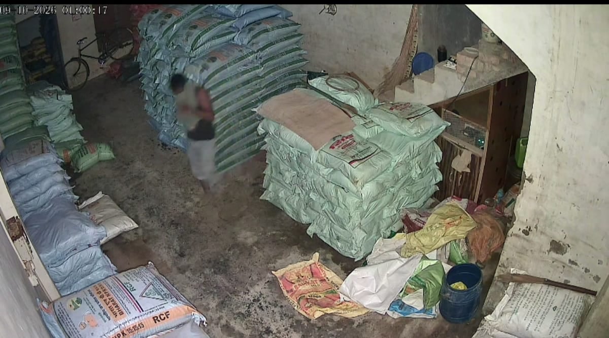 अलीगंज क्षेत्र के कस्बा में छत से रस्सी बांधकर नीचे उतरने के लिए बांधी गई रस्सी। संवाद अलीगंज क्षेत्र के कस्बा में छत से रस्सी बांधकर नीचे उतरने के लिए बांधी गई रस्सी। संवाद