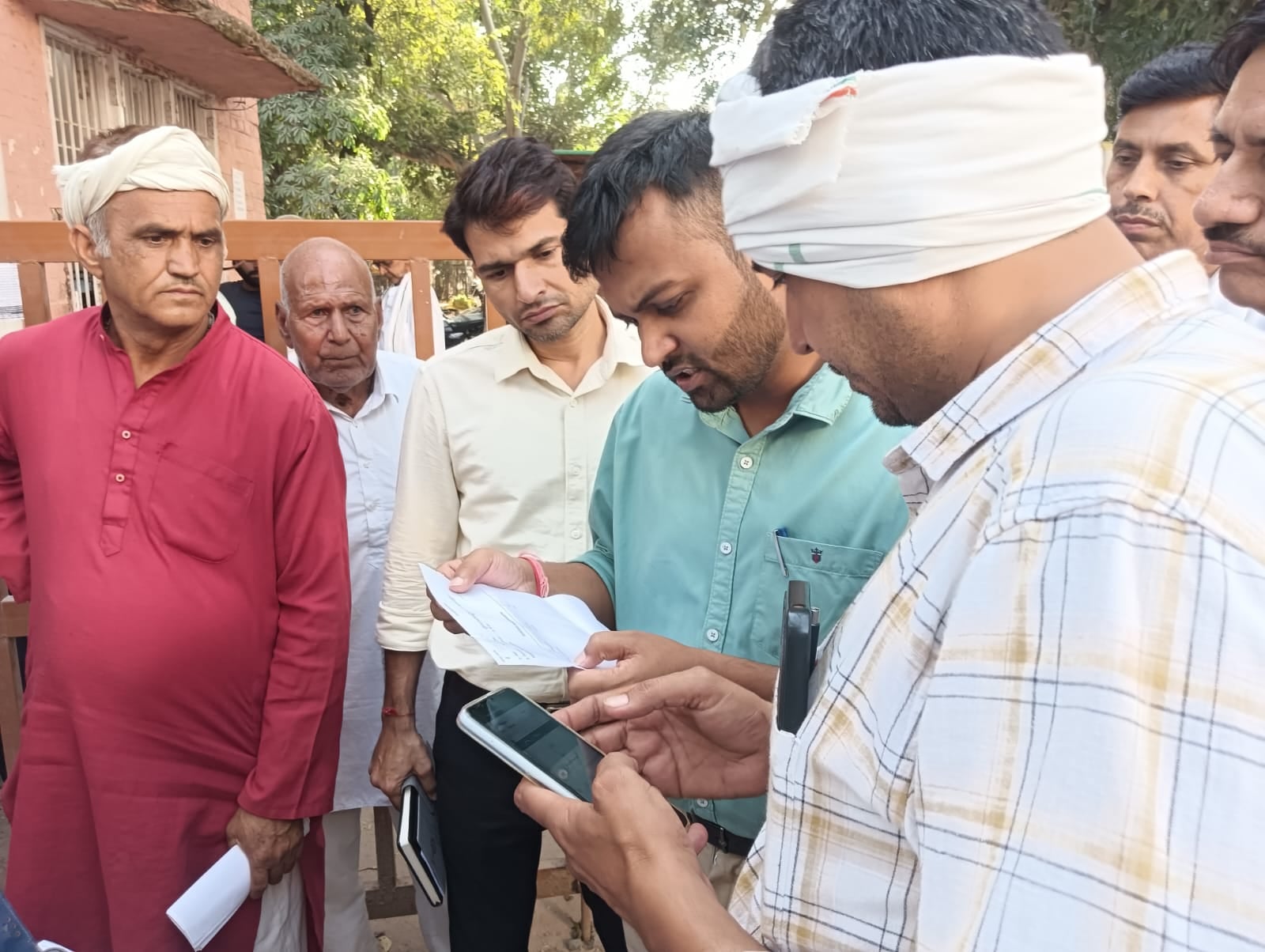 अनाज मंडी गेट के बाहर लगी ट्रैक्टर की कतार। संवाद अनाज मंडी गेट के बाहर लगी ट्रैक्टर की कतार। संवाद