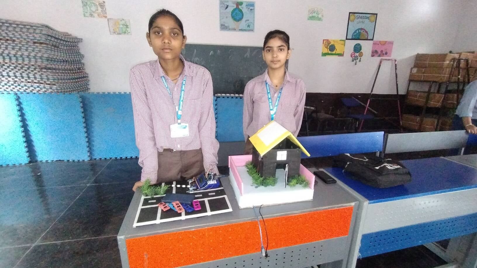 बाल वैज्ञानिक प्रदर्शनी में मॉडल की जानकारी लेते डीएमएस रणवीर सिंह व अन्य। - संवाद