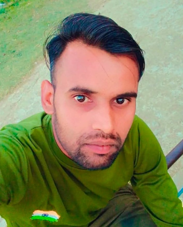 बास्टा क्षेत्र में आवारा सांड की टक्कर से मरे बाइक सवार युवक सोनित की मौत पर गमजदा परिजन। संवाद बास्टा क्षेत्र में आवारा सांड की टक्कर से मरे बाइक सवार युवक सोनित की मौत पर गमजदा परिजन। संवाद