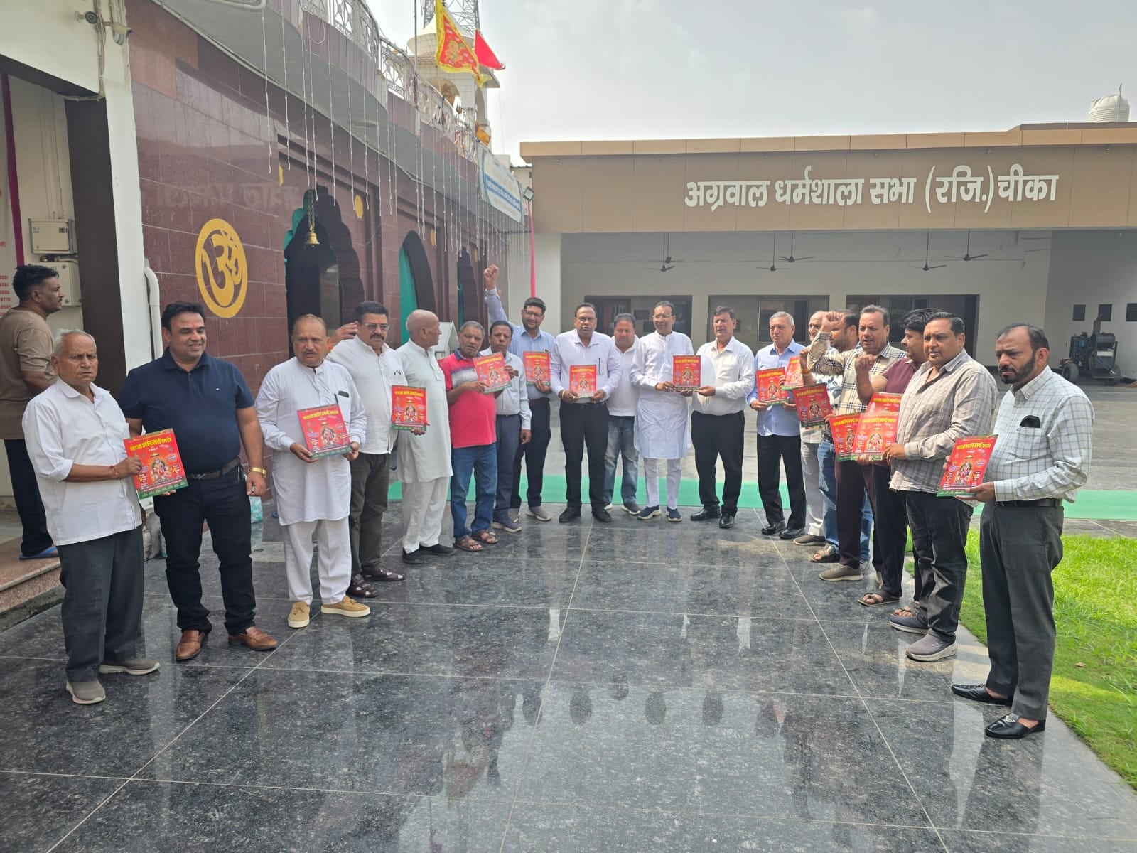 चीका में महाराजा अग्रसेन जयंती को लेकर निमंत्रण देते रामप्रताप गुप्ता। विज्ञप्ति चीका में महाराजा अग्रसेन जयंती को लेकर निमंत्रण देते रामप्रताप गुप्ता। विज्ञप्ति