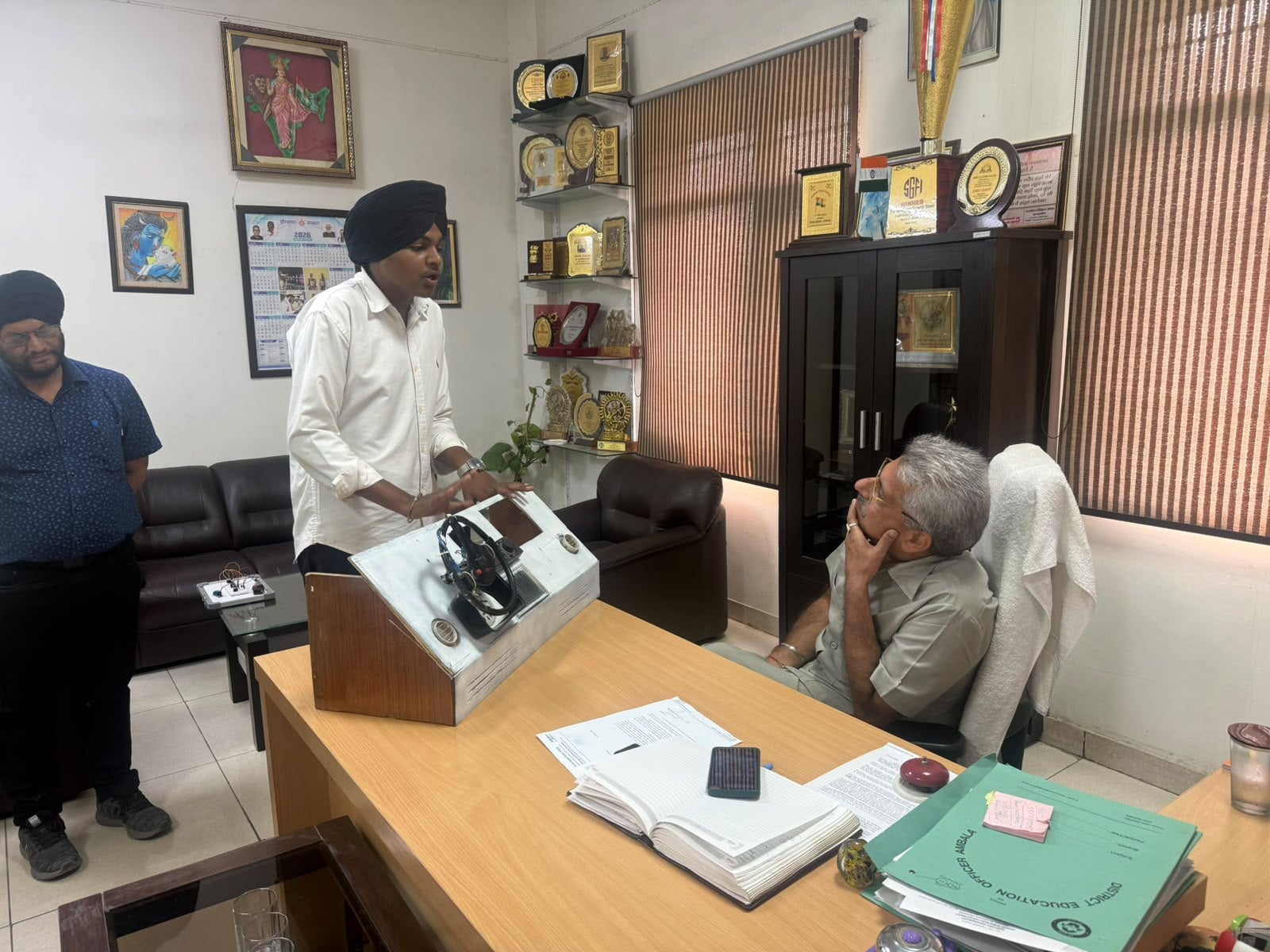 छात्रा तमन्ना जिला शिक्षाधिकारी सुधीर कालड़ा को अपना प्रोजेक्ट दिखाती हुईं।  विभाग