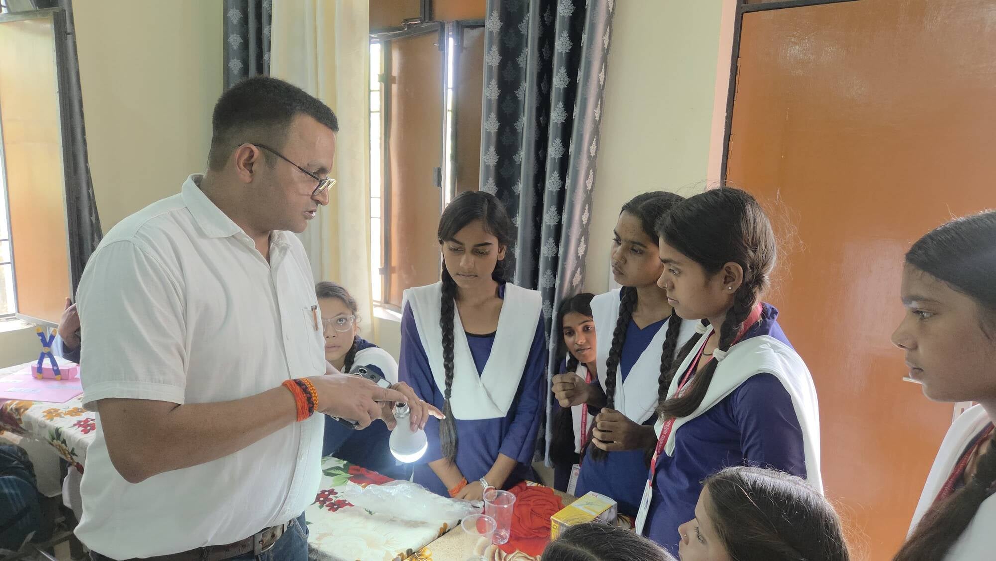 छात्राओं ने लगाई विज्ञान प्रदर्शनी छात्राओं ने लगाई विज्ञान प्रदर्शनी