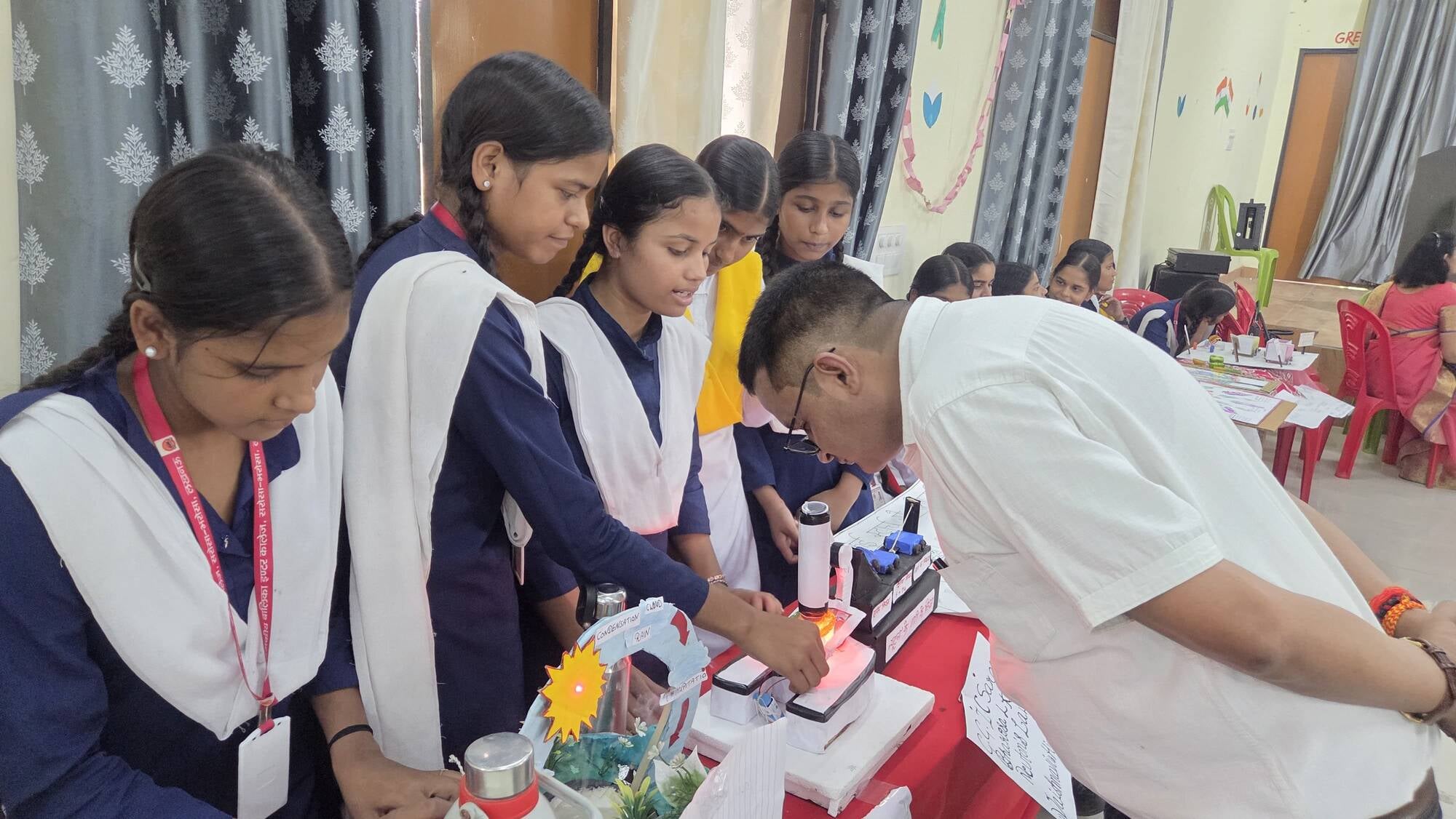 छात्राओं ने लगाई विज्ञान प्रदर्शनी छात्राओं ने लगाई विज्ञान प्रदर्शनी
