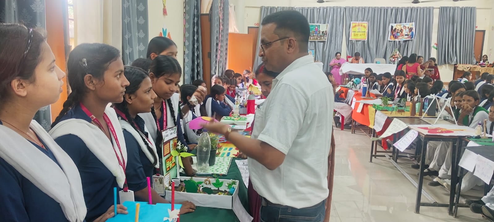 छात्राओं ने लगाई विज्ञान प्रदर्शनी छात्राओं ने लगाई विज्ञान प्रदर्शनी