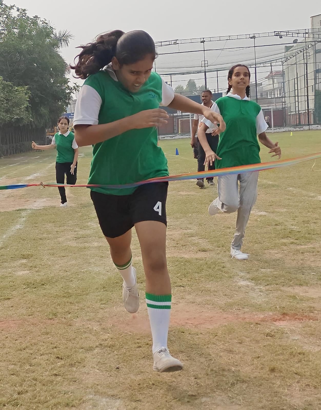 छावनी के रिवरसाइड डीएवी पब्लिक स्कूल में खेल प्रतियोगिता में भाग लेते छात्र। स्कूल