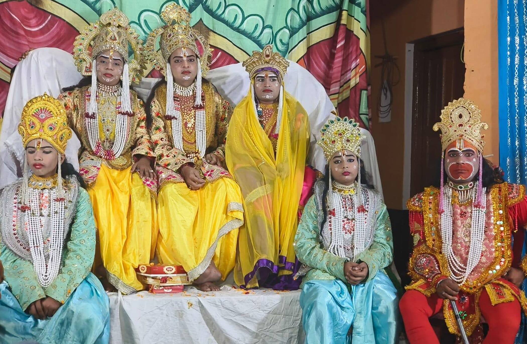 फाइल फोटो-01-साल 1926 में रामलीला मंच में पूजन करते भक्त। संवाद