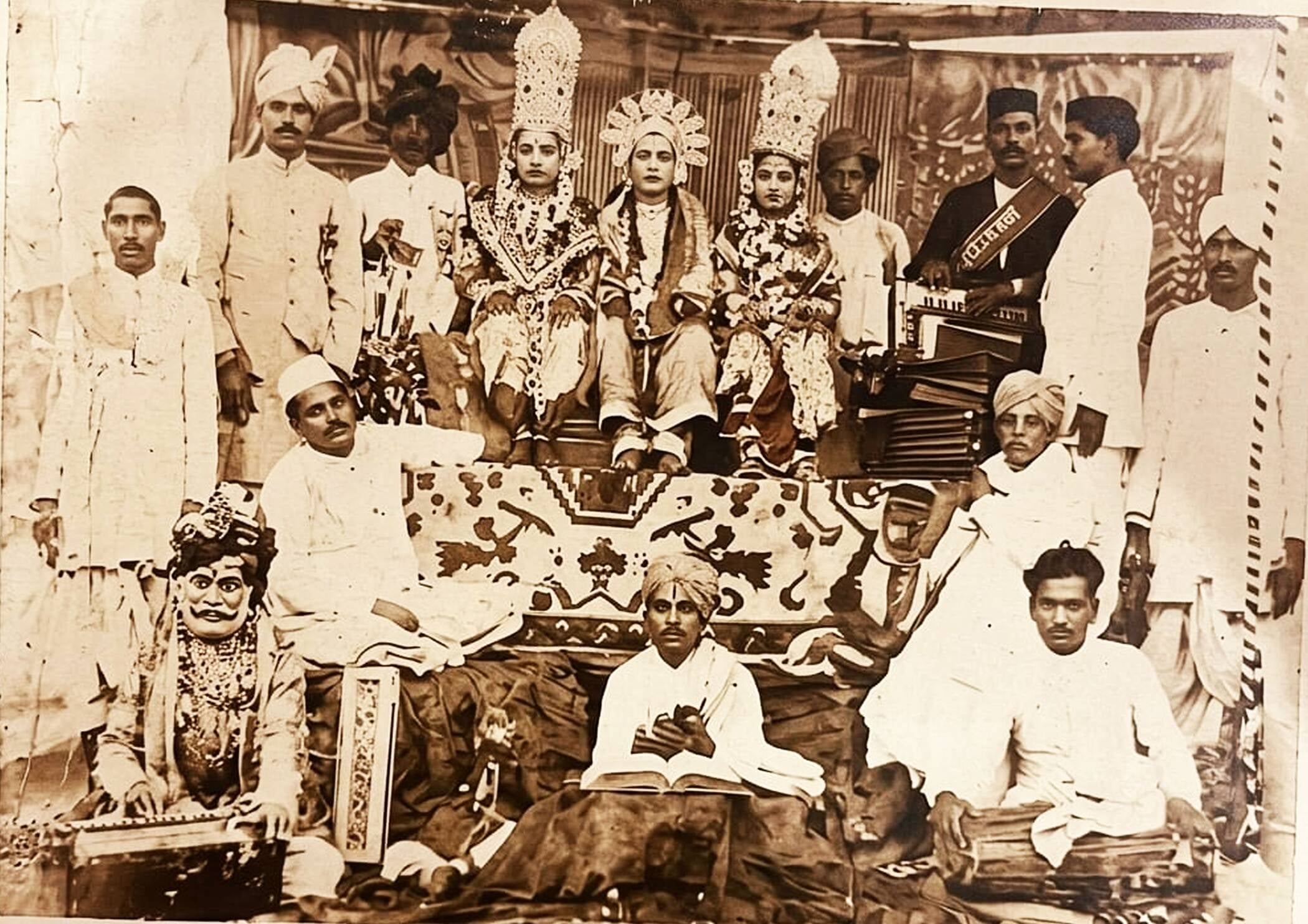 फाइल फोटो-01-साल 1926 में रामलीला मंच में पूजन करते भक्त। संवाद
