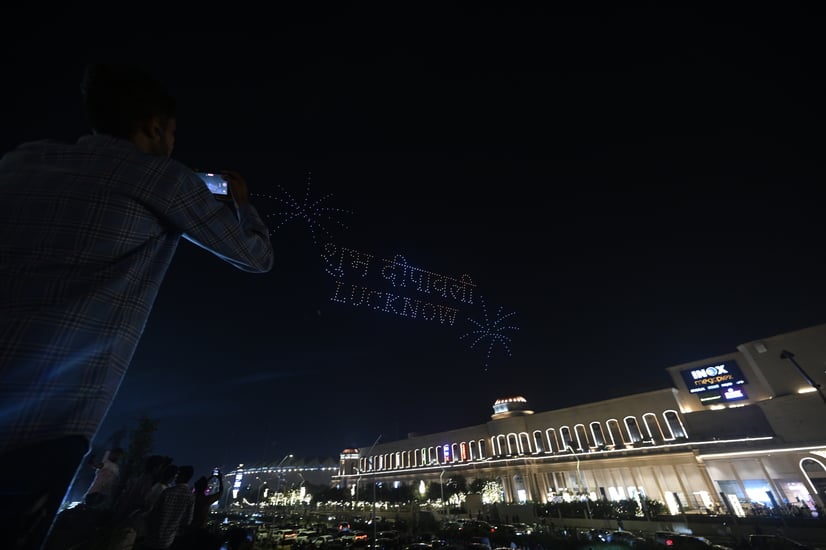 फिनिक्स पलासियो मॉल में हुआ ड्रोन शो। फिनिक्स पलासियो मॉल में हुआ ड्रोन शो।