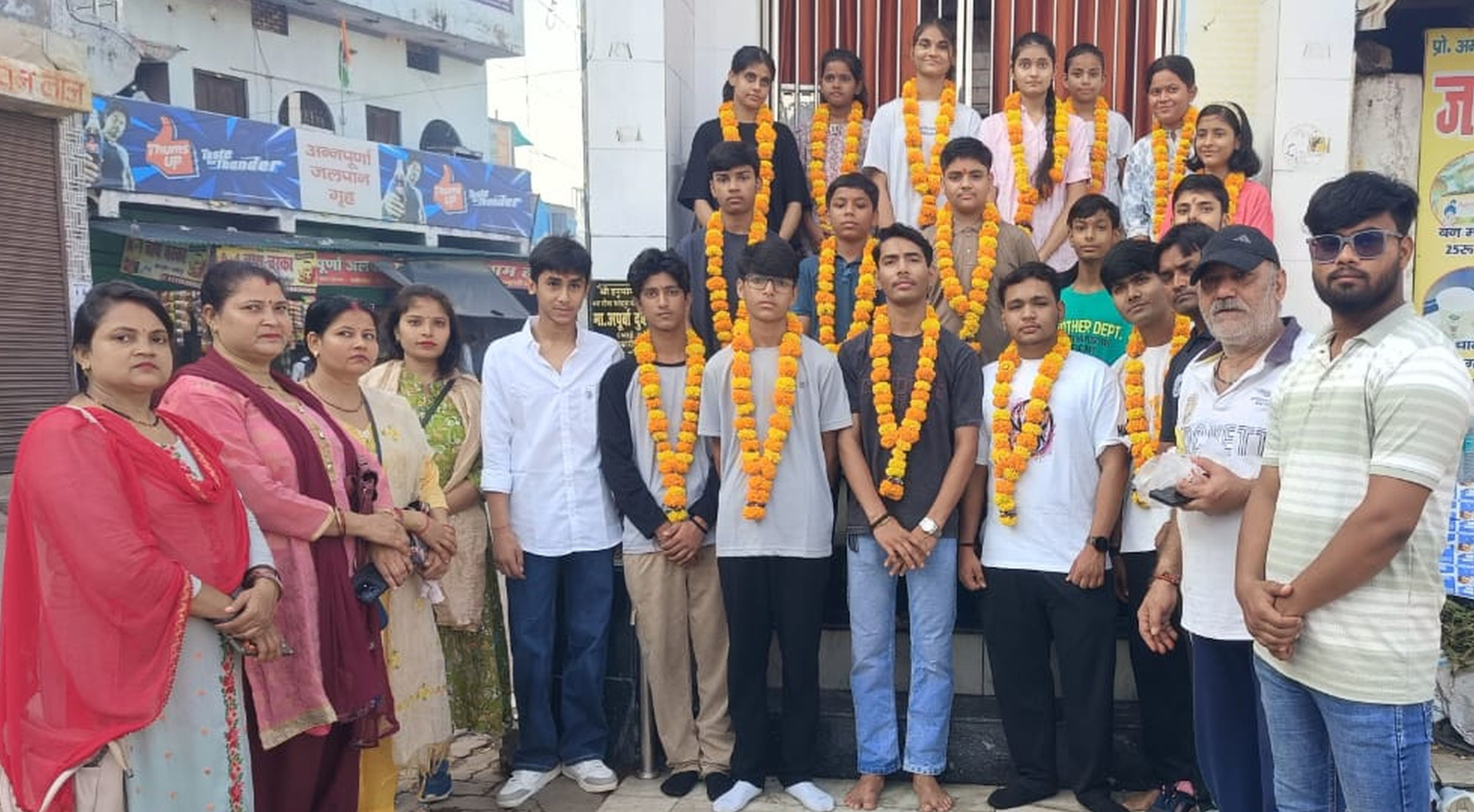 फोटो-01- लखनऊ रवाना होते ताइक्वांडो खिलाड़ी साथ में मौजूद कोच। स्रोत स्कूल फोटो-01- लखनऊ रवाना होते ताइक्वांडो खिलाड़ी साथ में मौजूद कोच। स्रोत स्कूल