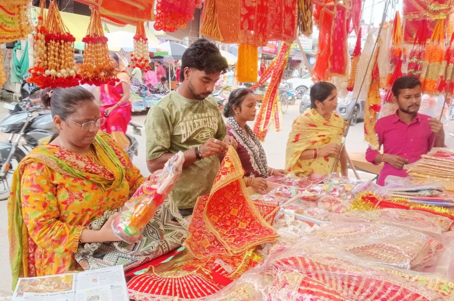 फोटो-03- नवरात्रि की तैयारी में संतोषी माता मंदिर में मूर्ति की सजावट करते पुजारी। संवाद फोटो-03- नवरात्रि की तैयारी में संतोषी माता मंदिर में मूर्ति की सजावट करते पुजारी। संवाद