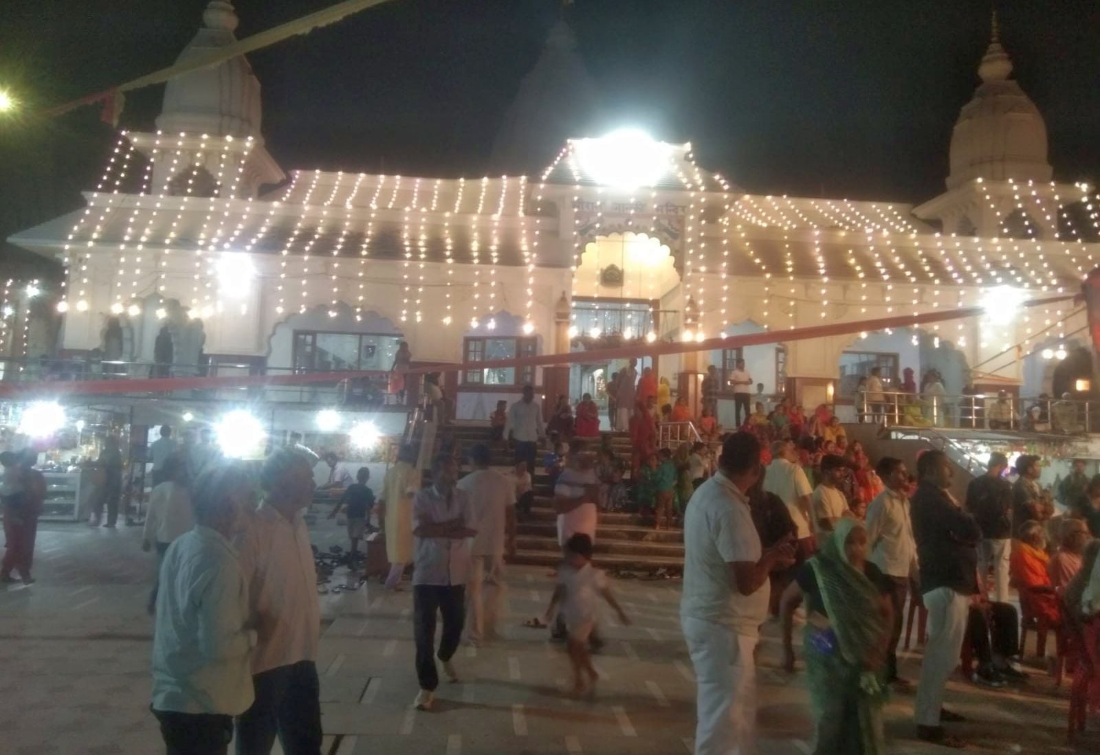 फोटो-03- नवरात्रि की तैयारी में संतोषी माता मंदिर में मूर्ति की सजावट करते पुजारी। संवाद फोटो-03- नवरात्रि की तैयारी में संतोषी माता मंदिर में मूर्ति की सजावट करते पुजारी। संवाद