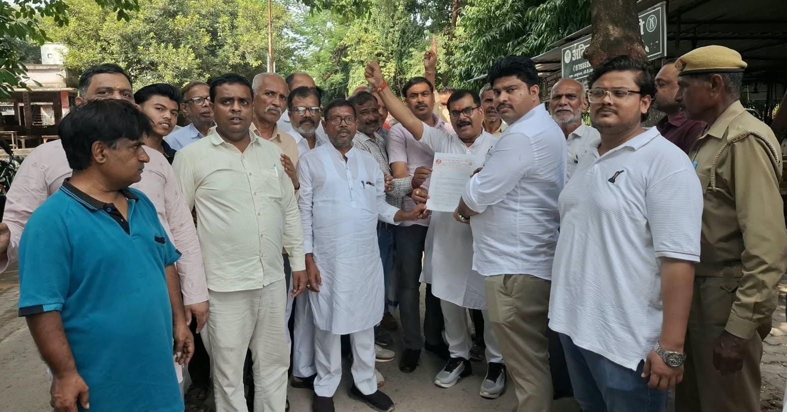 फोटो-05- खागा तहसील में प्रदर्शन करते उद्योग व्यापार मंडल के पदाधिकारी। संवाद फोटो-05- खागा तहसील में प्रदर्शन करते उद्योग व्यापार मंडल के पदाधिकारी। संवाद
